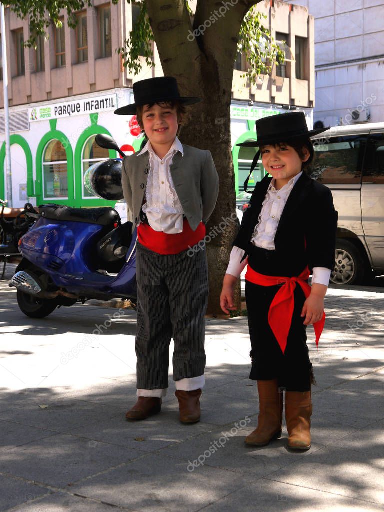 Sevilla España Abril 2013 Niños Pequeños Visten Con Ropa