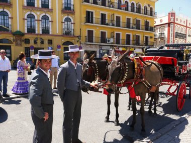 Seville İspanya/17 Nisan 2013 / iki şoför geleneksel kıyafet içinde beklemek onların satır sonu yıllık Nisan bahar adil gidiş yolcular Sevilla şehir İspanya'da düzenlenen