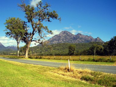 Mount Barney doğru açık otlatma arazi üzerinde seyir, hangi vahşi Gondwana yağmur ormanları tarafından Queensland, Avustralya, bir dünya mirası alanı çevrilidir. 