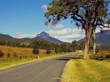 Katmanlı Mount Lindesay uzak manzarası olan Güney Doğu Queensland Avustralya'da bulunan bir yanardağ