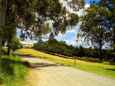 Loooking volkanik fişler cam ev dağ aralığı içinde Sunshine Coast, Güney Doğu Queensland, Avustralya hinterland alanında doğru