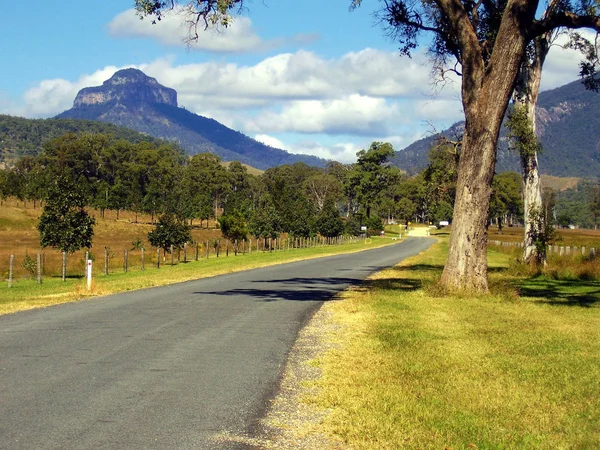 Katmanlı Mount Lindesay uzak manzarası olan Güney Doğu Queensland Avustralya'da bulunan bir yanardağ