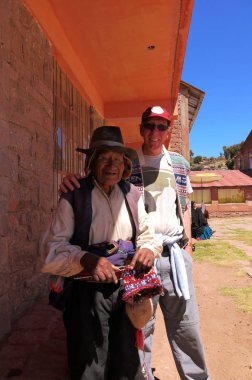 Lake Titicaca Peru/15 Eylül 2013 / turistik poz ile o sadece satın yeni hırka örgü yaşlı adam