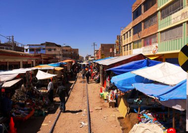 Juliaca Failway bit pazarı Peru/15 Eylül 2013 / Juliaca demiryolu bit pazarı Peru sahiptir Puno and Explorer trenden Cusco için geçer iken kısaca rayların üzerinden taşımak