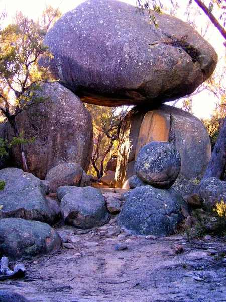 Τρεις Τεράστιους Ογκόλιθους Σχηματίζουν Μια Μαγική Πόρτα Στο Εθνικό Πάρκο — Φωτογραφία Αρχείου
