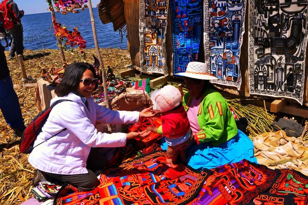 Λίμνη Τιτικάκα Περού 14Η Σεπτεμβρίου 2013 Τουριστικοί Επισκεφθείτε Ένα Πλωτό — Φωτογραφία Αρχείου