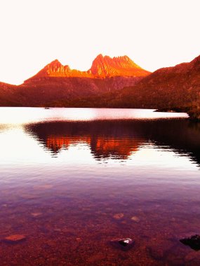 Güneş günün sonunda Dove gölde, Cradle Mountain Nationall Park, Tasmanya Avustralya ayarlar..