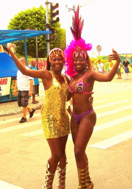 Florianopolis Ciy Merkezi, Santa Catarina, Brasil/28th Novenber 2009/iki güzel genç ve düzgün zenci kadın hazırlamak samba Carnaval geçit töreninde dans etmek