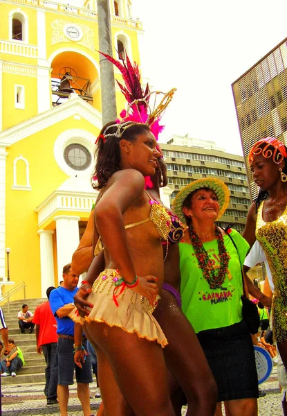 フロリアノー ポリス中心地側 サンタ カタリーナ州 Brasil 28Th 2009 美しい若くて格好の良い黒人女性カーニバル パレードでサンバを踊る準備 — ストック写真