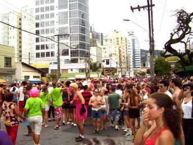 Florianopolis Ciy Merkezi, Santa Catarina, Brasil/28th Novenber 2009/İnsanlar sokakta Eşcinsel Dostu Carnaval Florianopolis içinde sırasında karışır.