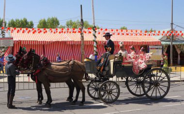 Seville İspanya/16 Nisan 2013 / zarif carrigages taşıma ziyaret edenler yıllık Nisan bahar Fuarı için geleneksel giyim düzenlenen Sevilla şehir İspanya '