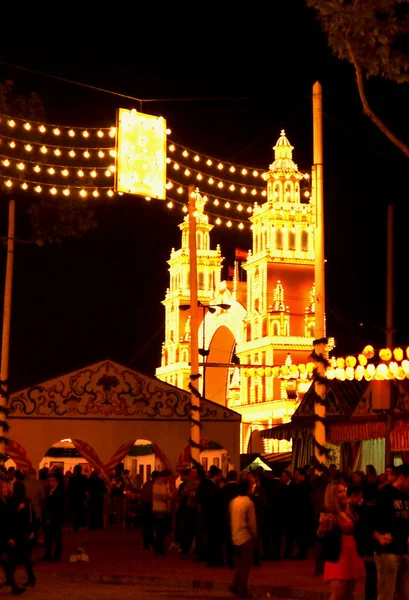 Seville İspanya/14 Nisan 2013 / turist hayran parlak Sevilla şehir İspanya'iluminated giriş kapısı yıllık Nisan bahar Fuarı için düzenlenen