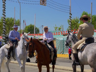 Seville İspanya/16 Nisan 2013 / Horsemen yıllık Nisan bahar Fuarı'nda sıcak güneşin altında geleneksel giyim düzenlenen Sevilla şehir İspanya '
