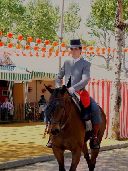 塞维利亚 Spain 16Th 2013年4月 骑兵传统服装在炎热的太阳在一年一度的春季博览会在西班牙塞维利亚举行 — 图库照片