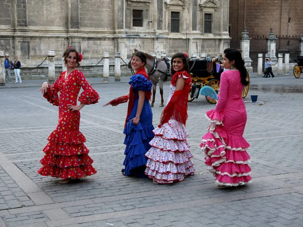 Seville İspanya/16 Nisan 2013 / parlak icoloured geleneği elbiseler olun yıllık giderken genç İspanyol bayanlar dikdörtgen Sevilla şehir İspanya'Nisan bahar adil düzenlenen