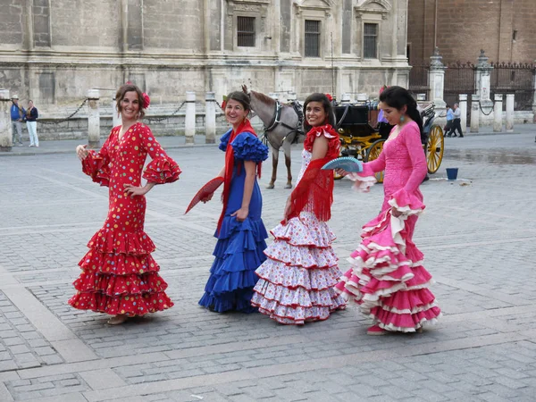 Seville İspanya/16 Nisan 2013 / parlak icoloured geleneği elbiseler olun yıllık giderken genç İspanyol bayanlar dikdörtgen Sevilla şehir İspanya'Nisan bahar adil düzenlenen