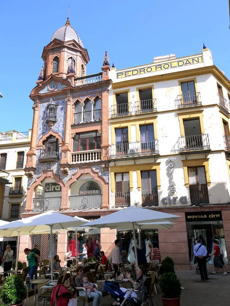 Seville İspanya/14 Nisan 2013 / Turizm Fuarı na yıllık Nisan bahar düzenlenen Sevilla şehir İspanya'sessiz plaza durring gölgede soğuk bir içecek zevk