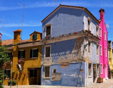 Burano adası İtalya üzerinde parlak pastel tonlarında boyalı romantik evleri