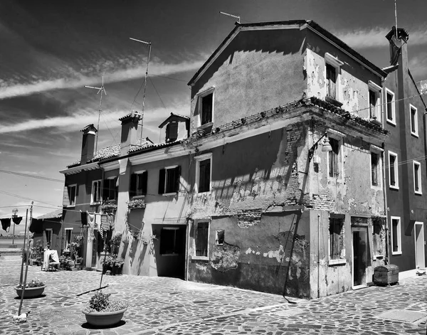 意大利布拉诺岛上的房屋显示时间对建筑物外观的影响 — 图库照片