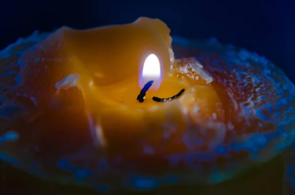 橙色的蜡烛在黑暗中闪耀 — 图库照片