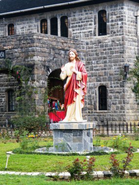 İsa İsa heykeli bahçede