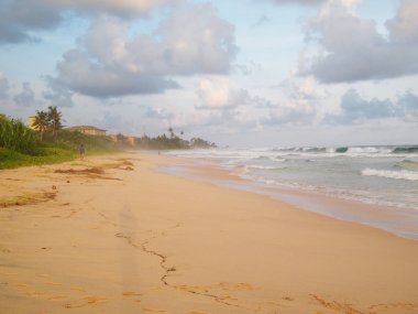 Yumuşak dalgalar okyanus. Galle plaj harika gün batımı, Sri Lanka ile