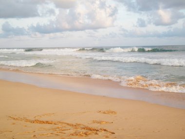 Yumuşak dalgalar okyanus. Galle plaj harika gün batımı, Sri Lanka ile