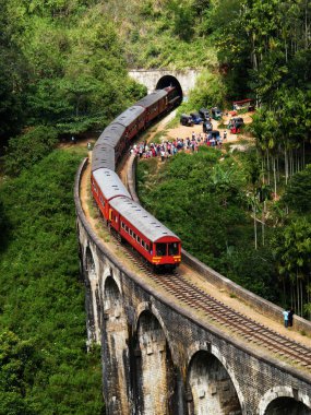 Sri Lanka dokuz Kemer Köprüsü tren. Tepenin ülkede güzel tren yolu. Ceylon eski köprü.