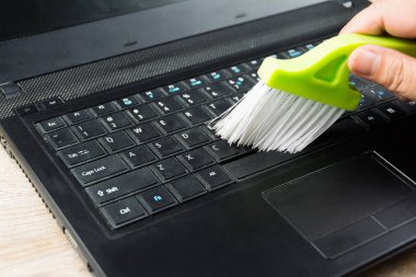 Dizüstü bilgisayarınızdan toz temizleme fırçası tarafından