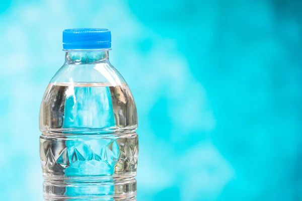 Fechar Garrafas Água Plástico Com Tampas Fundo Azul — Fotografia de Stock