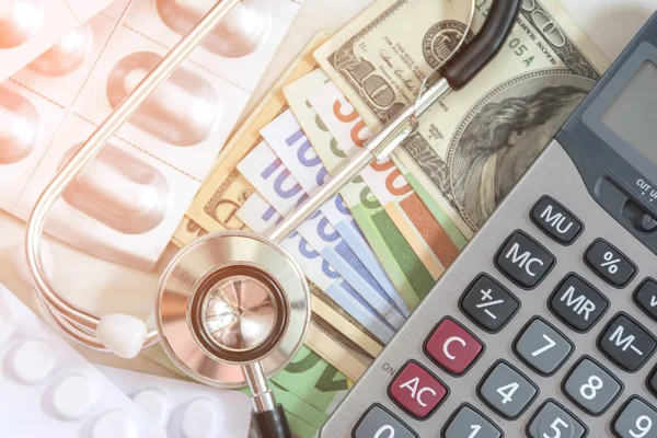Stetoskop Banknotów Kalkulator Ubezpieczenie Medyczne Lub Kosztów Opieki Zdrowotnej Obrazek Stockowy