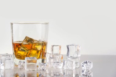 Beyaz arka planda buz küplü viski.