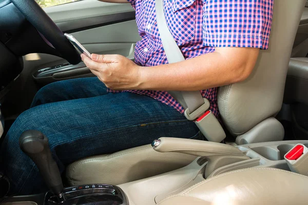 Uso Teléfono Inteligente Mientras Que Coche Driving Safety Concepto Coche —  Fotos de Stock