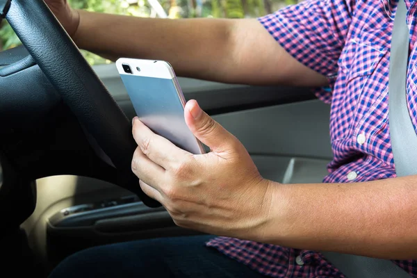 Het Gebruik Van Mobiele Telefoon Tijdens Het Rijden Stockfoto