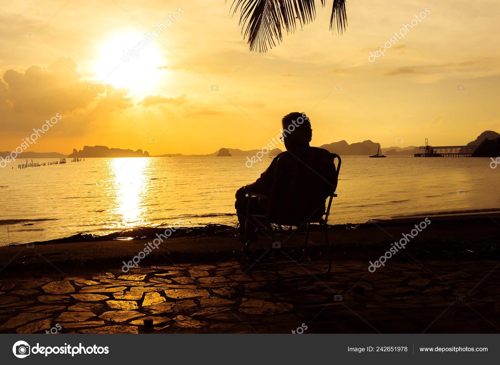 Elderly Woman Sitting Alone Chair Looking Sunset — Stock Photo - Main Image