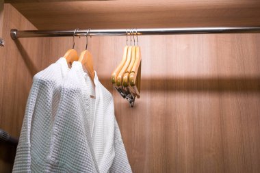 rafta asılı beyaz bornoz