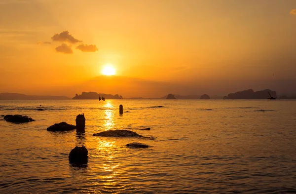 抽象戏剧性的热带海滩和黄昏日落 — 图库照片