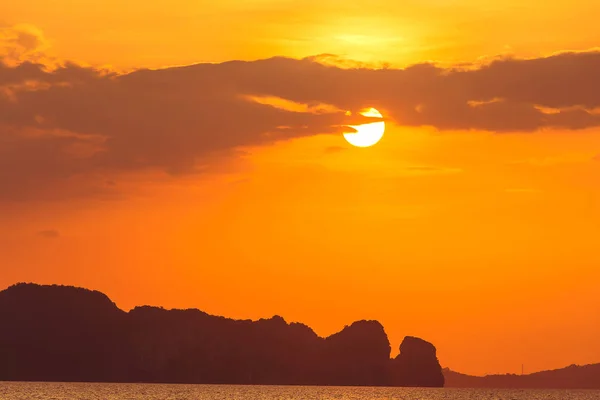 美丽的橙色日落和云朵在岛上的背景 自然背景 — 图库照片