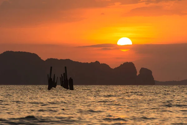 劇的なビーチと黄昏の Sunset を抽象的なクラビ タイで香港島で夕日 — ストック写真