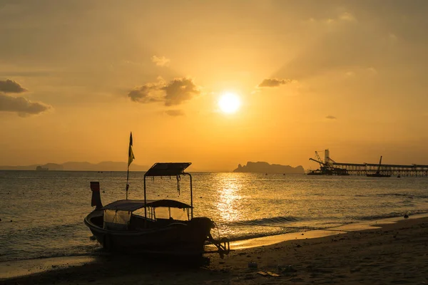 Silhouette Bateau Pêche Sur Plage Île Lever Soleil — Photo