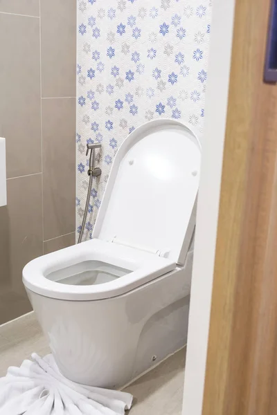 Toilettentüröffnung Und Weiße Toilettenschüssel Badezimmer — Stockfoto