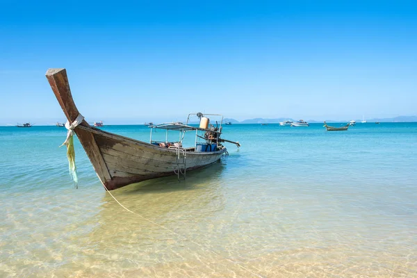クラビ タイで牧歌的なビーチ海の景色の海岸に伝統的なロングテール ボート — ストック写真