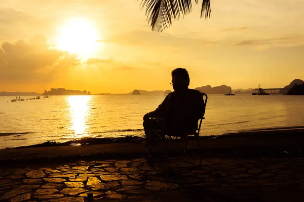 Femme Âgée Assise Seule Sur Une Chaise Regardant Coucher Soleil Images De Stock Libres De Droits