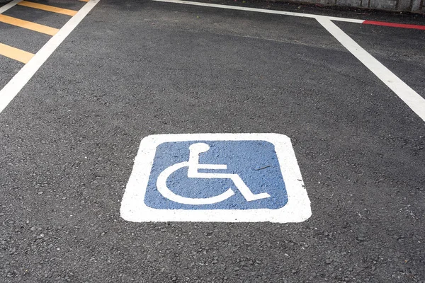 道路上的残疾人停车区 免版税图库图片