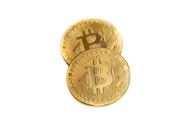 Beyaz arkaplanda altın bitcoin