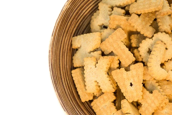 Galletas en forma de alfabeto en placa de madera sobre fondo blanco —  Fotos de Stock