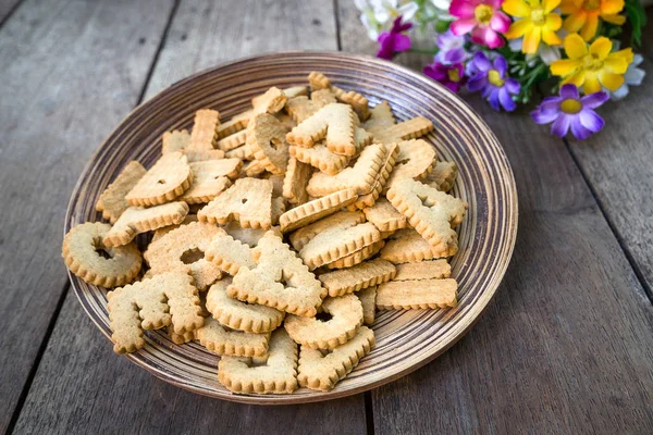 Forma de cracker abc en placa de madera —  Fotos de Stock