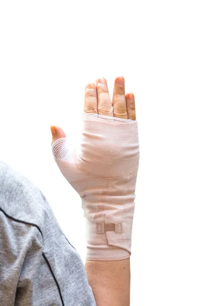 Femme blessée à la main enveloppée avec un bandage — Photo