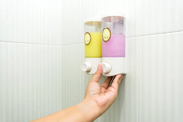 Vloeibare zeep en shampoo-dispenser in een badkamer — Stockfoto