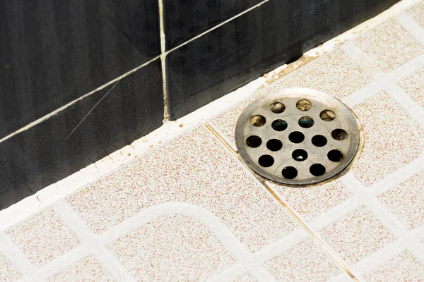 Stare pokrycie kanalizacji w łazience — Zdjęcie stockowe